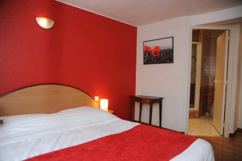 Logis - Hotel Restaurant L'Ecu De France Malesherbes Zimmer foto