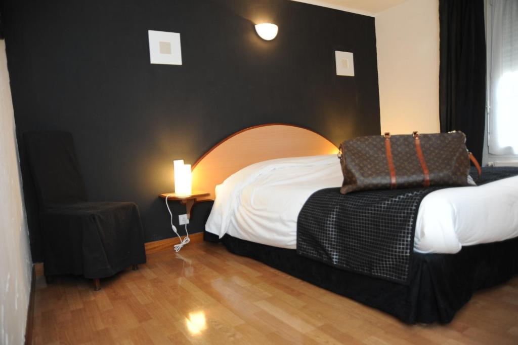 Logis - Hotel Restaurant L'Ecu De France Malesherbes Zimmer foto
