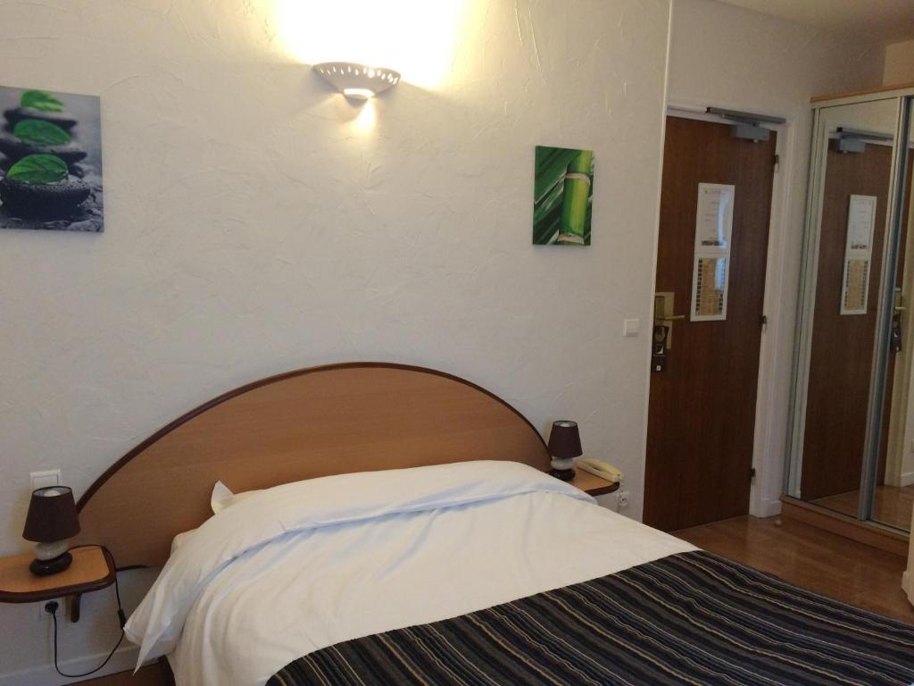 Logis - Hotel Restaurant L'Ecu De France Malesherbes Zimmer foto